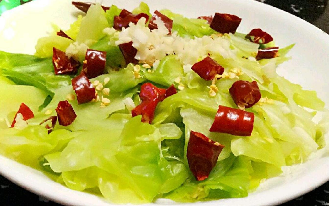 包菜炒米粉的做法简单又好吃,包菜炒面条最好吃的做法简单