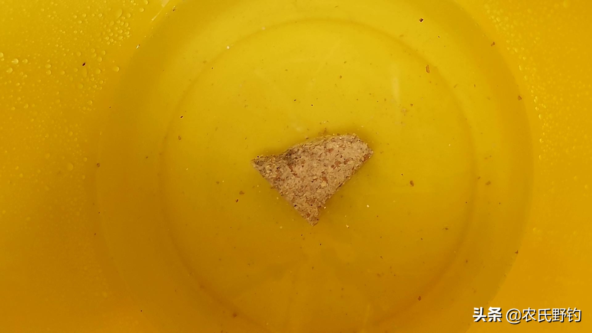 翻板钩用花生饼和豆饼哪个好,花生饼钓鲤鱼饵料制作方法