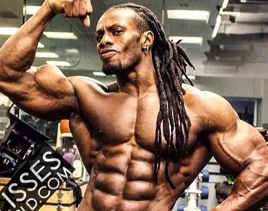 大屌哥的儿子小小年纪就已经练成了肌肉男,真是虎父无犬子