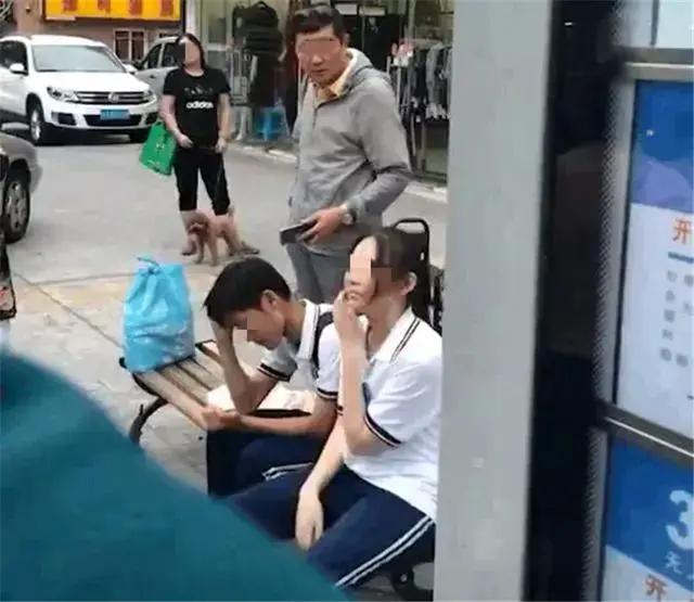 小情侣公交车上甜蜜拥吻新闻,情侣公交站拥吻路人