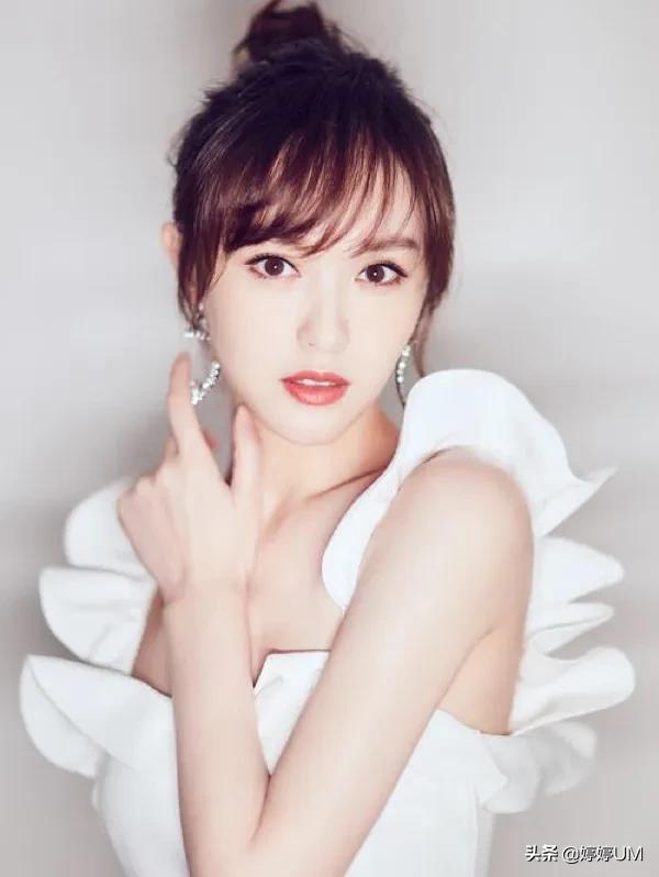 唐嫣，性感迷人、身材火辣、笑容甜美，这么好看的女人简直绝绝子