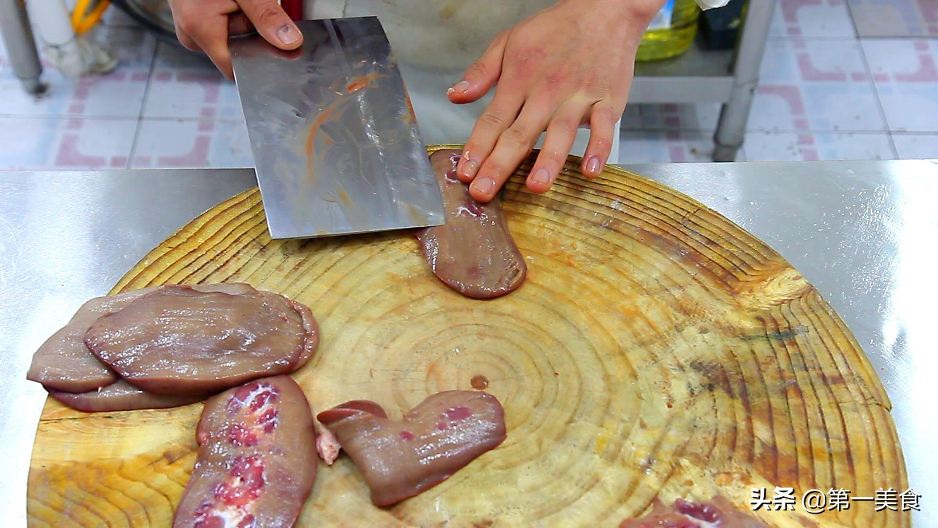 厨师长教你火爆腰花，腰花不腥不臊原来有决窍，这做法正确正宗