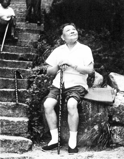 小平同志晚年，指着电视中的自己问这是谁？未见香港回归终成遗憾