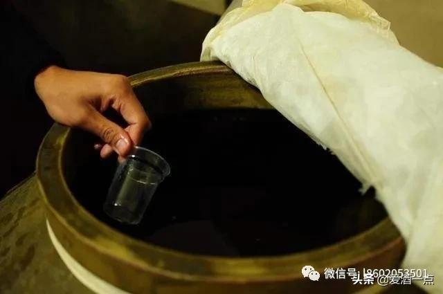 白酒为什么会从黄色变成无色,白酒呈黄色是真酒吗