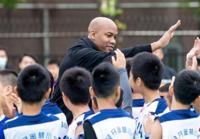 姚明教山区同学打篮球,姚明现场指教周琦