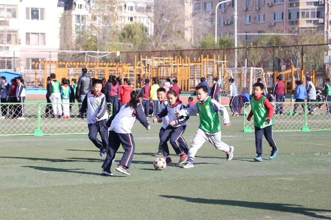 寒冷的早晨也挡不住冬泳人的步伐,寒冷的天气也挡不住我前进的步伐