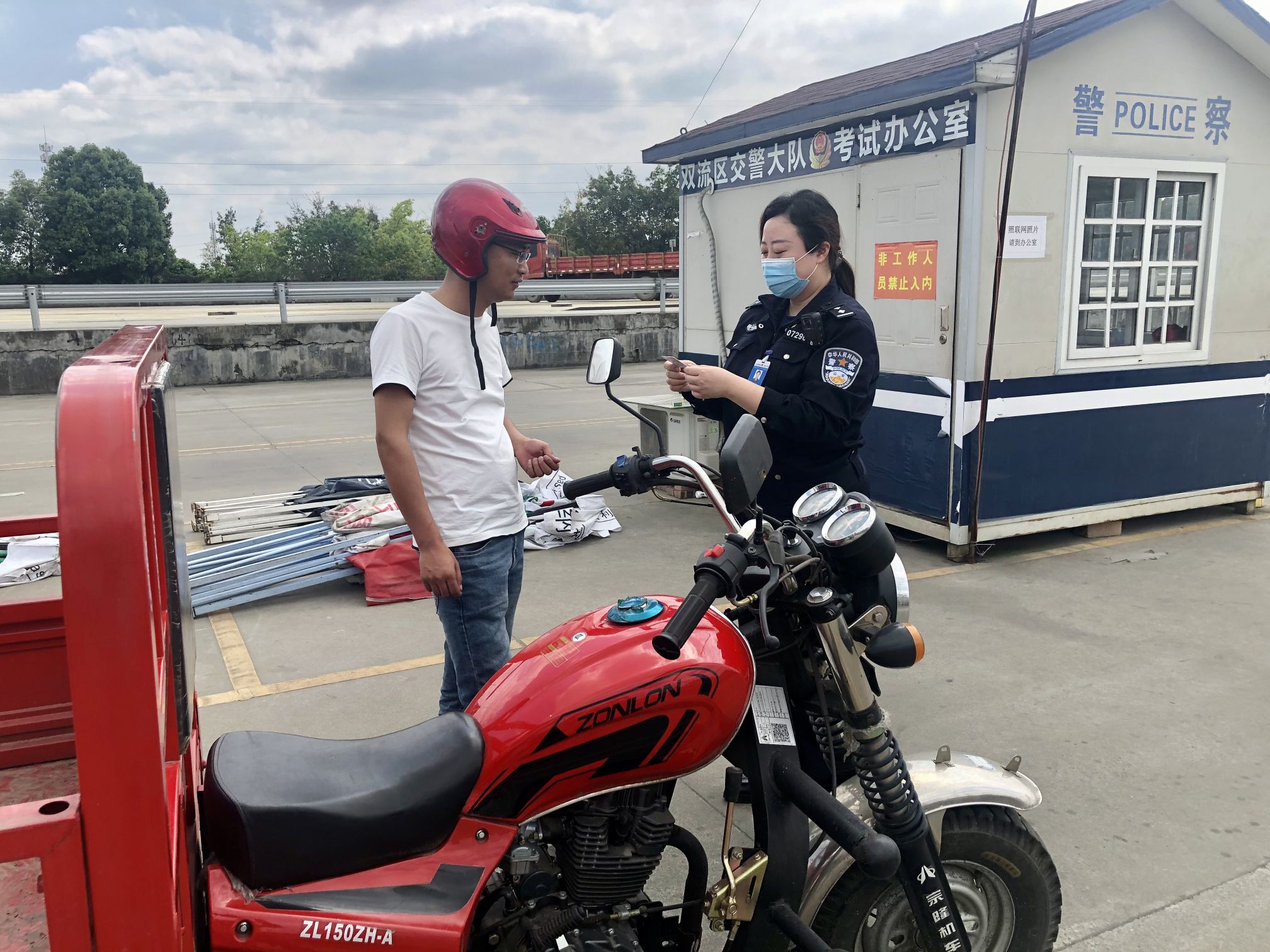 交警锦旗暖心事迹,暖心警事一面来自千里之外的锦旗