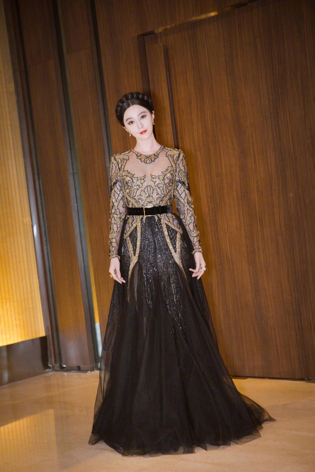 范冰冰露出真面目！宅家穿体操裤健身尽显翘臀，素颜白到发光