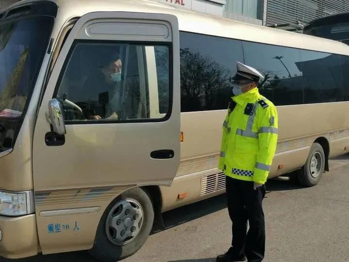 抗疫的基层人员晕倒,村干部病倒抗疫一线