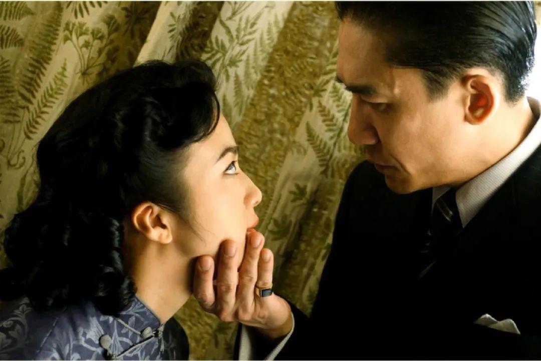 国产电影大男主没市场了？看完他演的“变态”，三场戏就征服全场