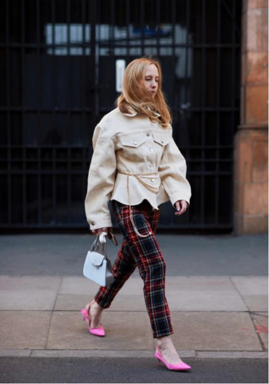 夏天穿什么鞋子不捂脚透气,天气热鞋捂脚