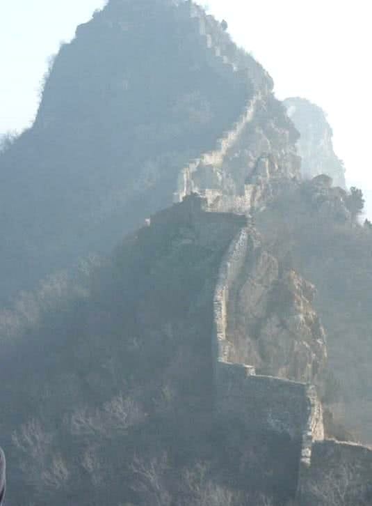 驴友攀爬中国最危险的长城,驴友爬箭扣野长城踩空坠崖