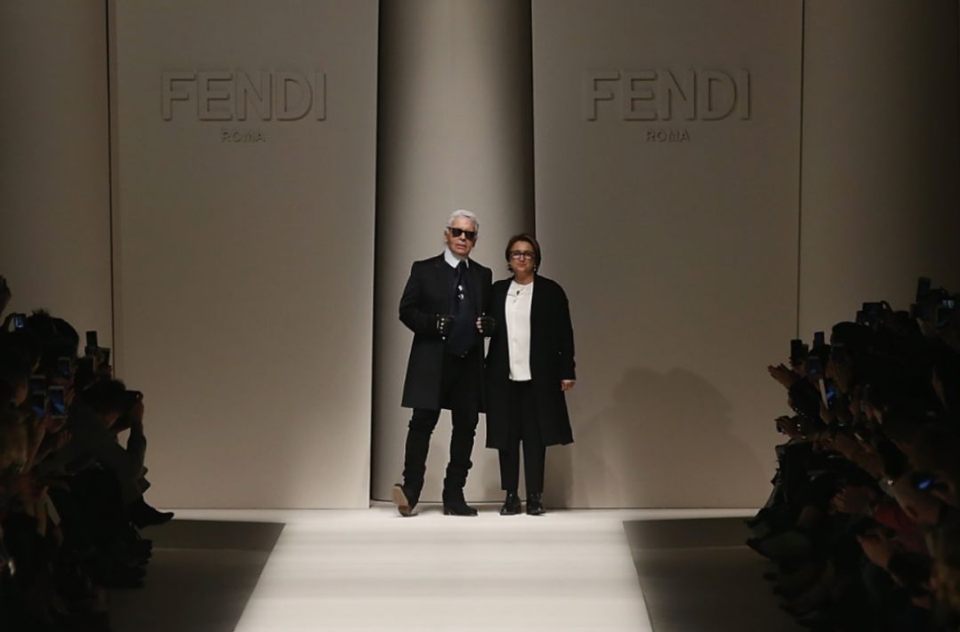 现在的00后都把FENDI当潮牌，连女朋友都要买腋下包