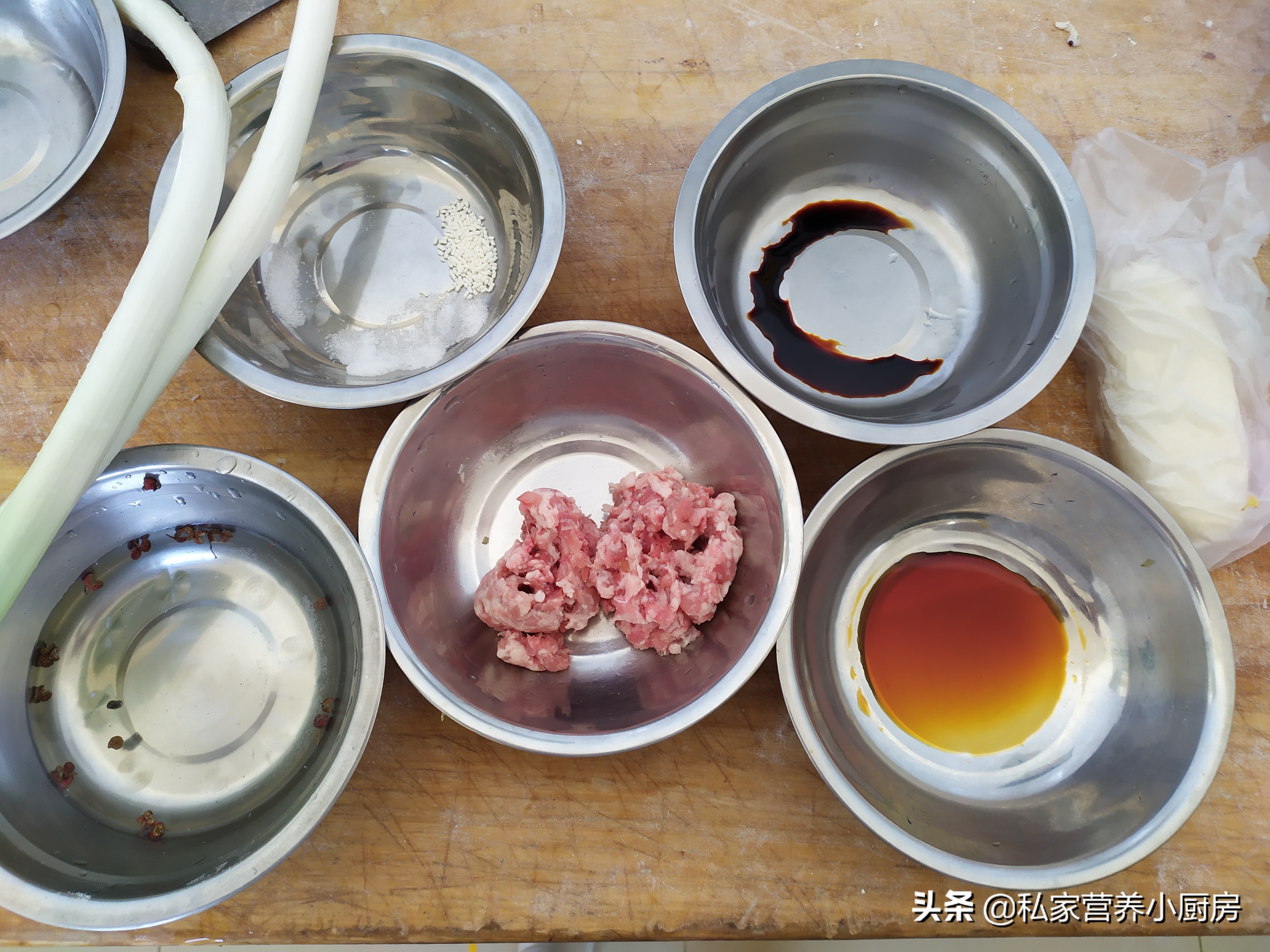 素馅水煎包子味道鲜美极致,香酥水煎包子