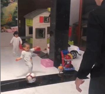 c罗儿子踢球的基因,c罗的二儿子足球天赋