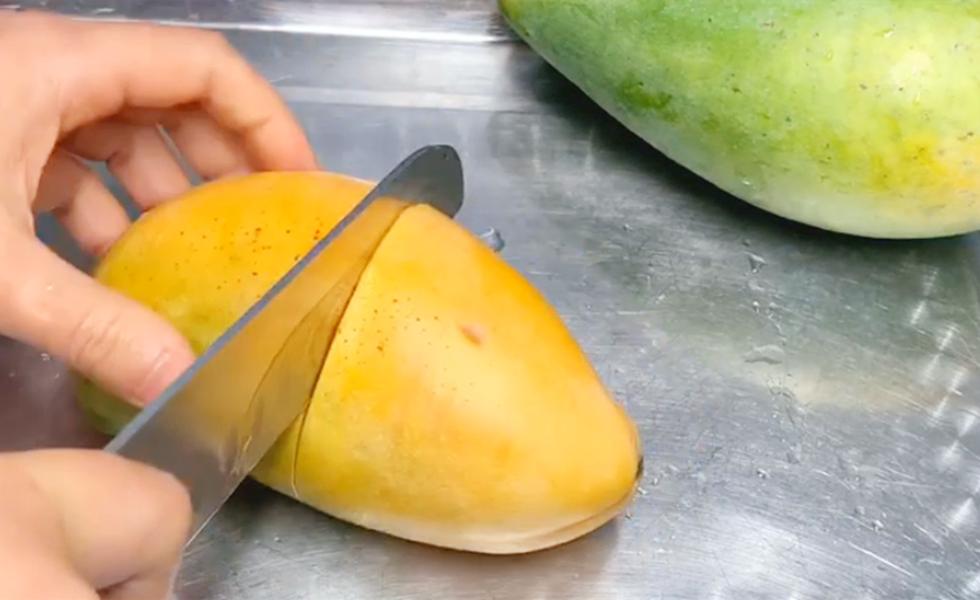 芒果的正确打开方式不用脏手,芒果可以怎样剥皮不用刀不用牙签