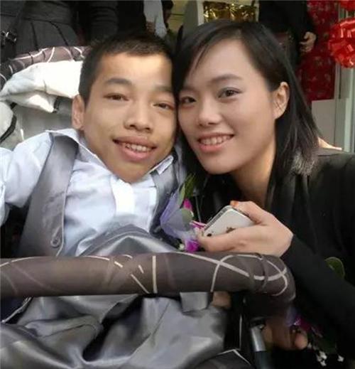 他身高不足1米，却身价上亿，娶1米7的秘书为妻，如今怎样