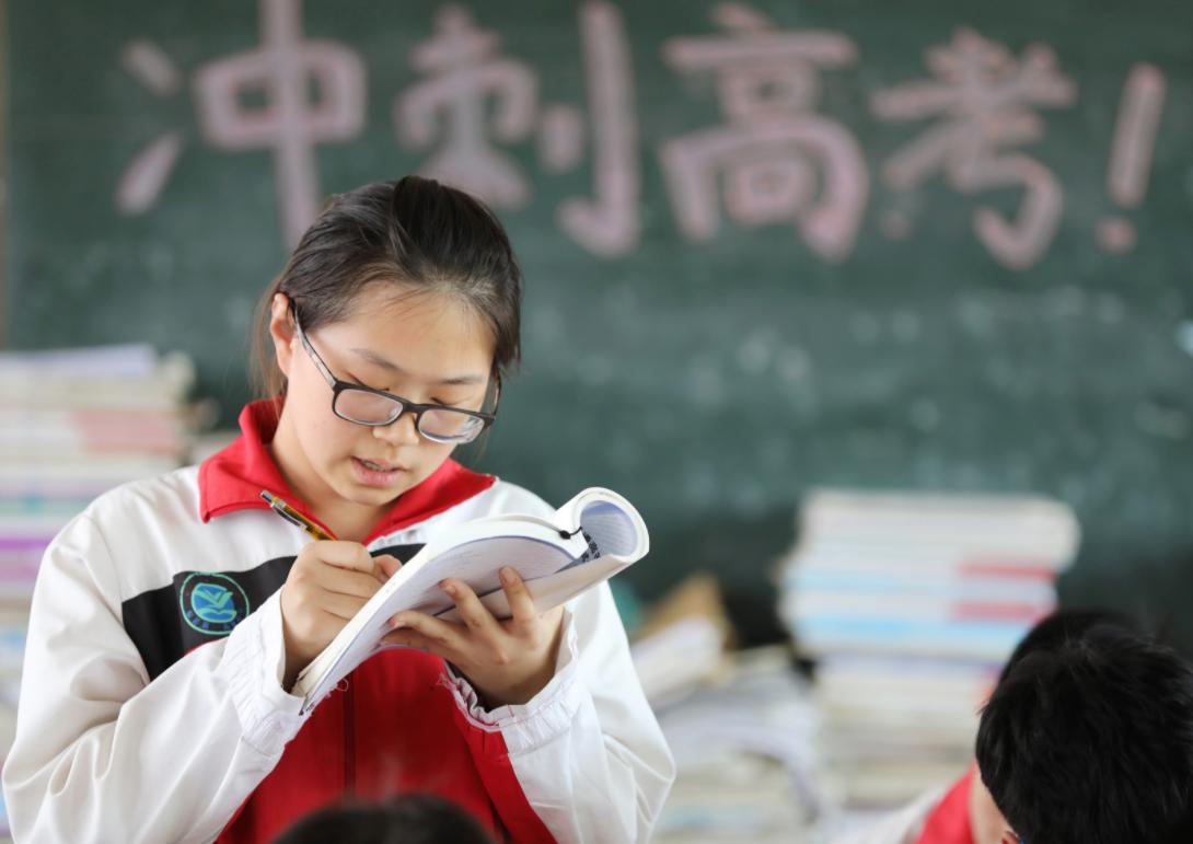 女儿高考450分家长摆40桌酒席庆功,女儿估分579不知道会怎么样