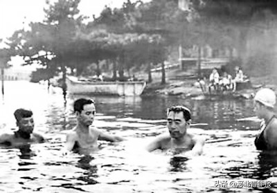 生在“水城”淮安，周总理为何一生都是“旱鸭子”？解放后他两度学游泳，背后故事让人泪目