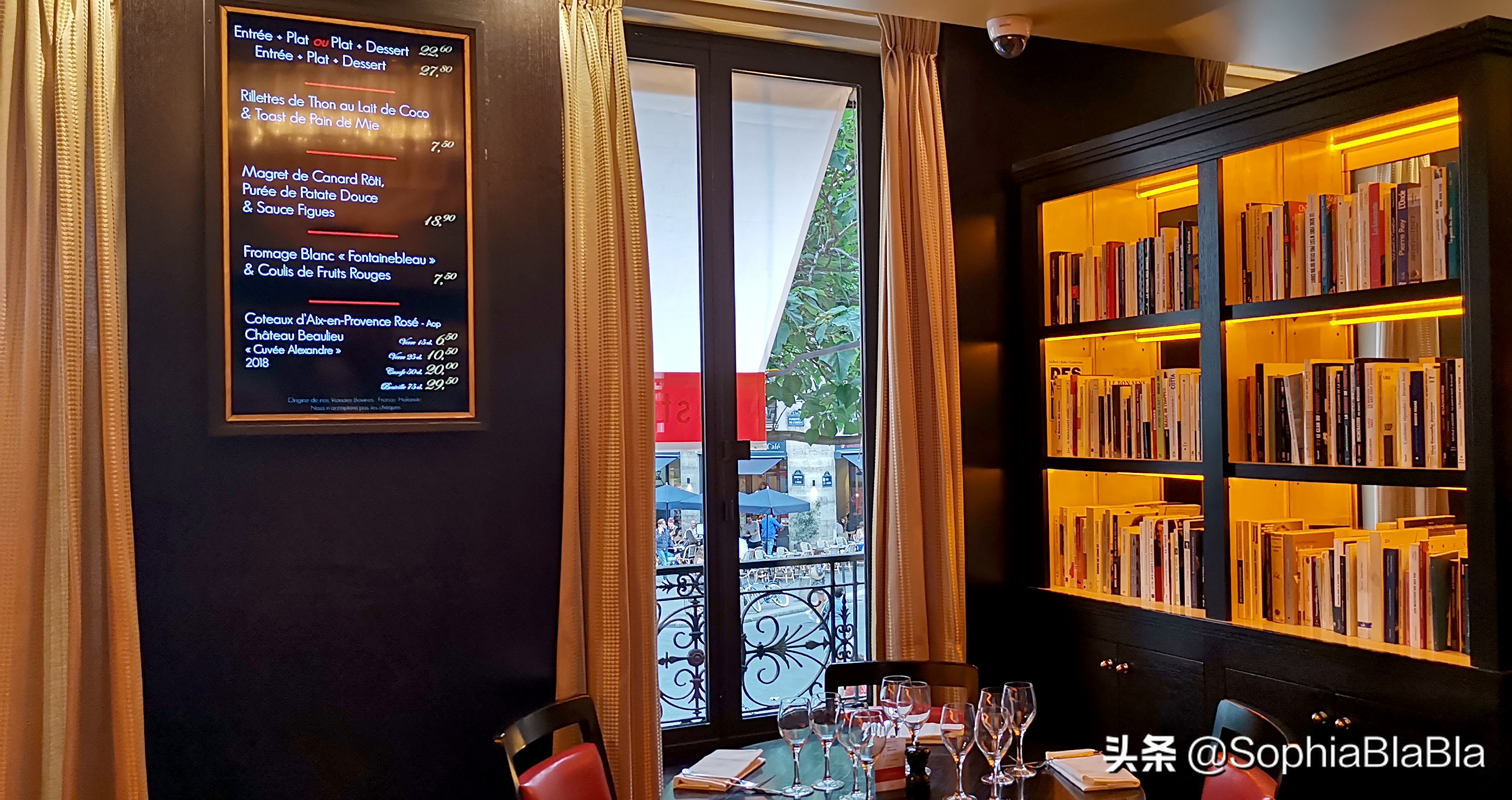 毕加索画的一个女人,毕加索的画坐在窗边的女人