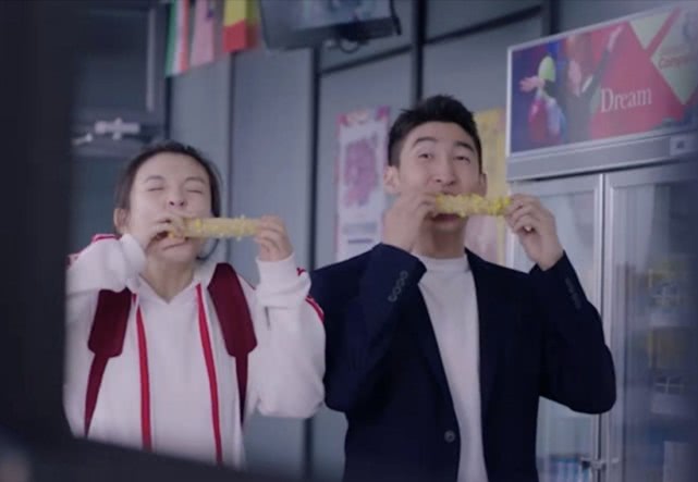 武大靖与《冰糖炖雪梨》女主比赛啃苞米,本色出演逗笑不少网友