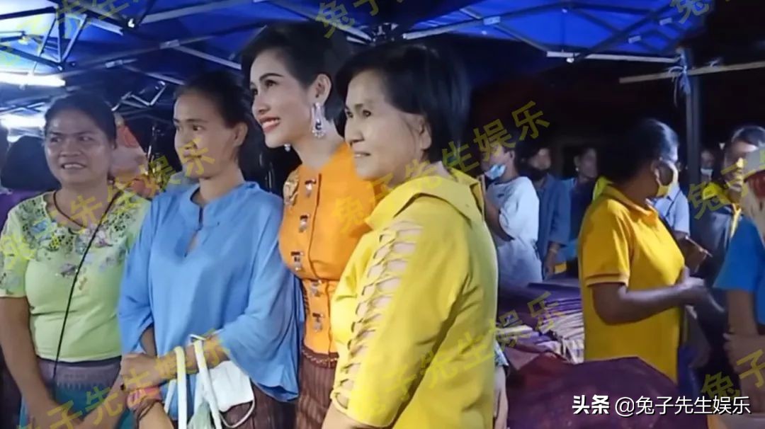 泰国贵妃逛商场,泰国贵妃穿白衣服