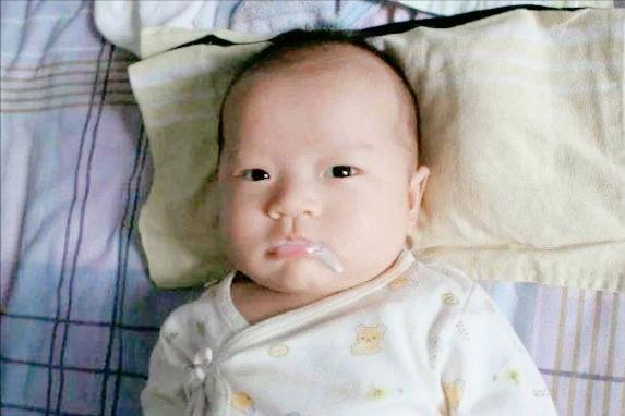 小宝宝吐奶的正确处理方式,宝宝爱吐奶怎么忌口