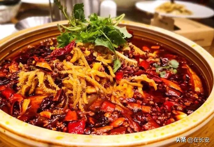 钟楼旁这条890米的老街，藏着一天吃三次都不会腻的馆子！