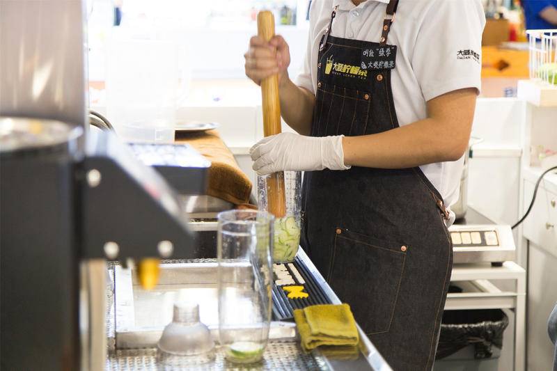 在奶茶店上赔惨了的年轻人，就能靠柠檬茶翻身？