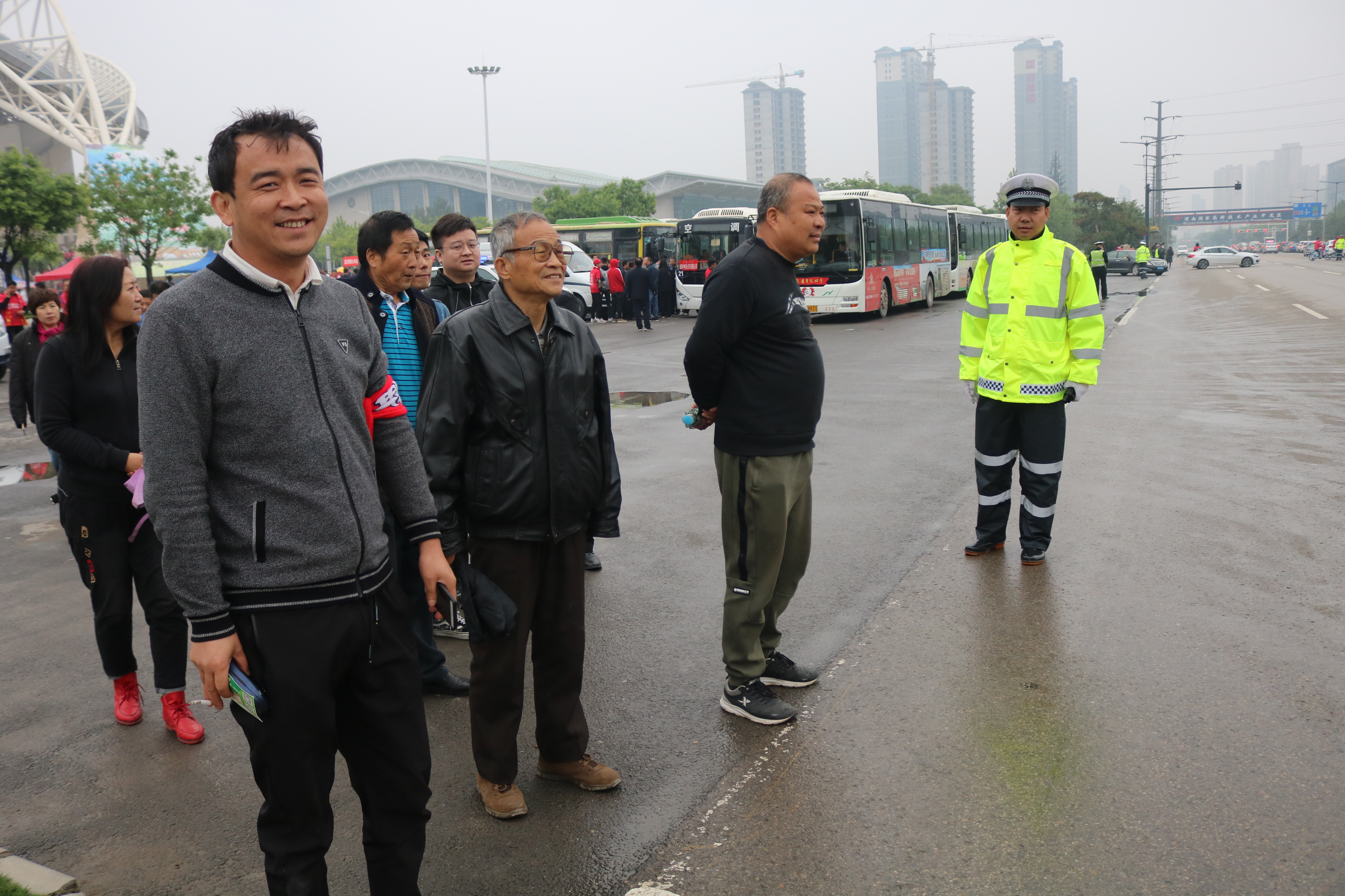 雨中作战，高新交警大队保障足球赛顺利进行