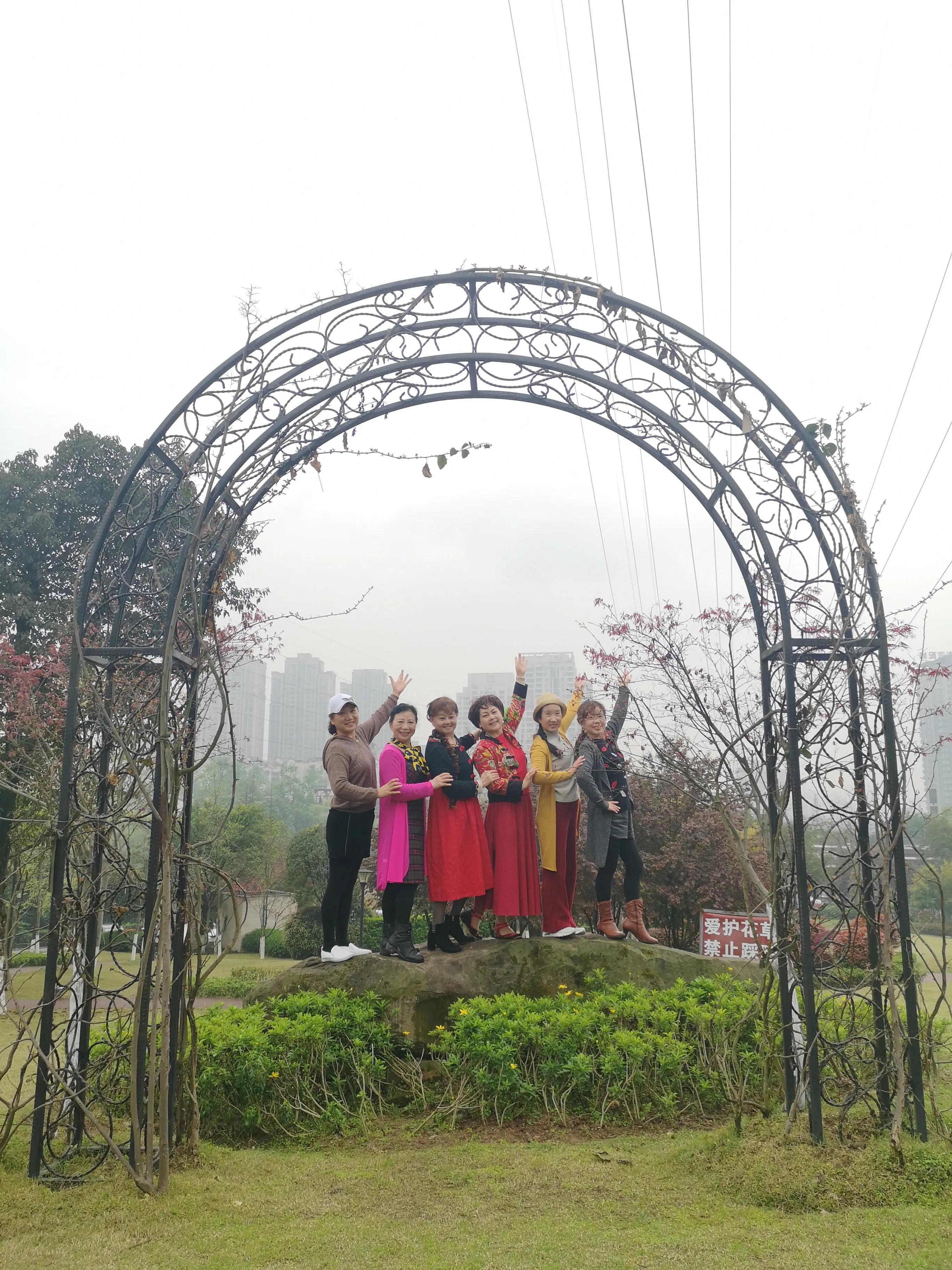 春游和姐妹踏青,春游踏青姐妹拍照