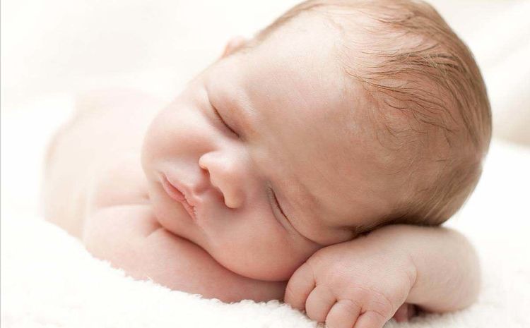 新生儿脖子淹了破皮了能擦茶油不,新生儿淹脖子身上红怎么回事