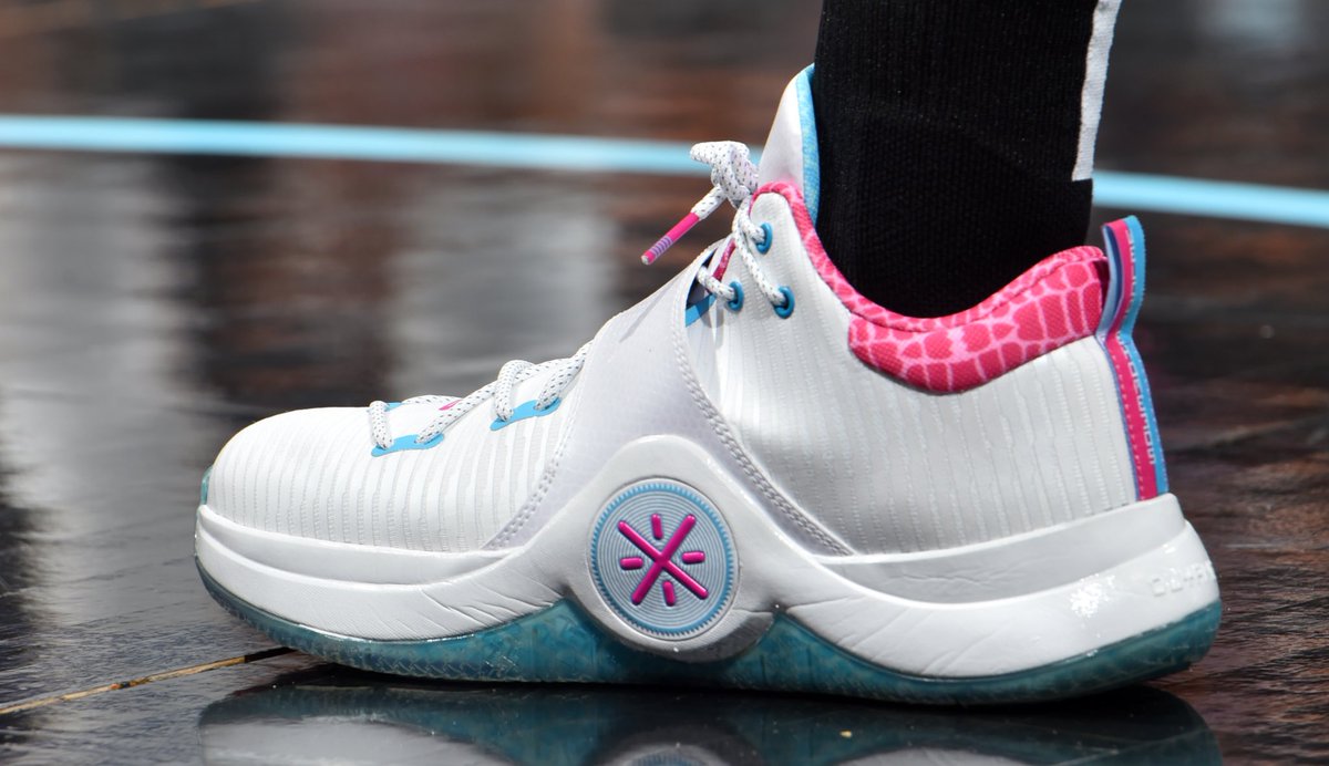 周琦耐克战靴,耐克篮球鞋被踩爆