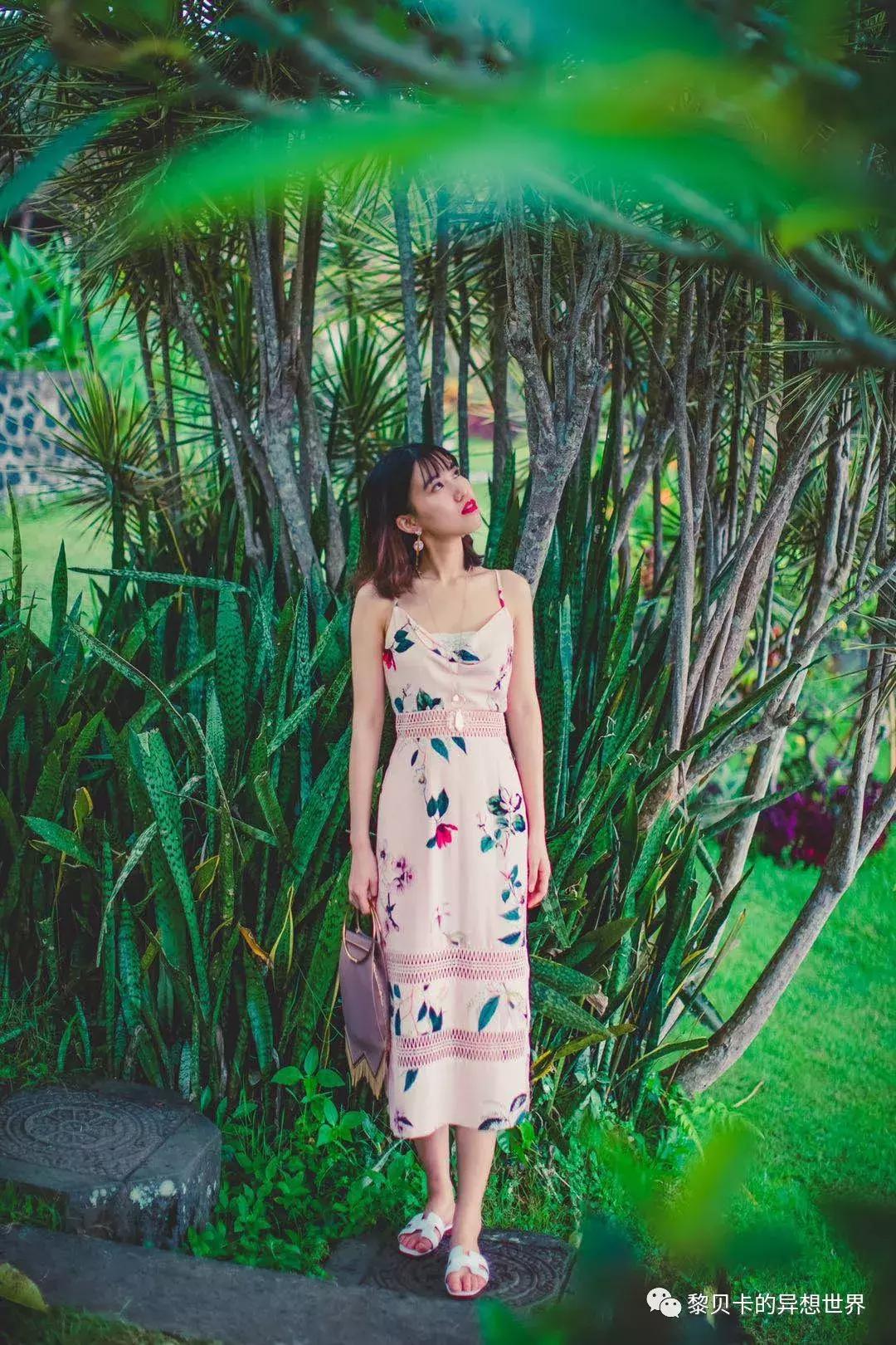 她们穿的连衣裙,她们穿的花裙子