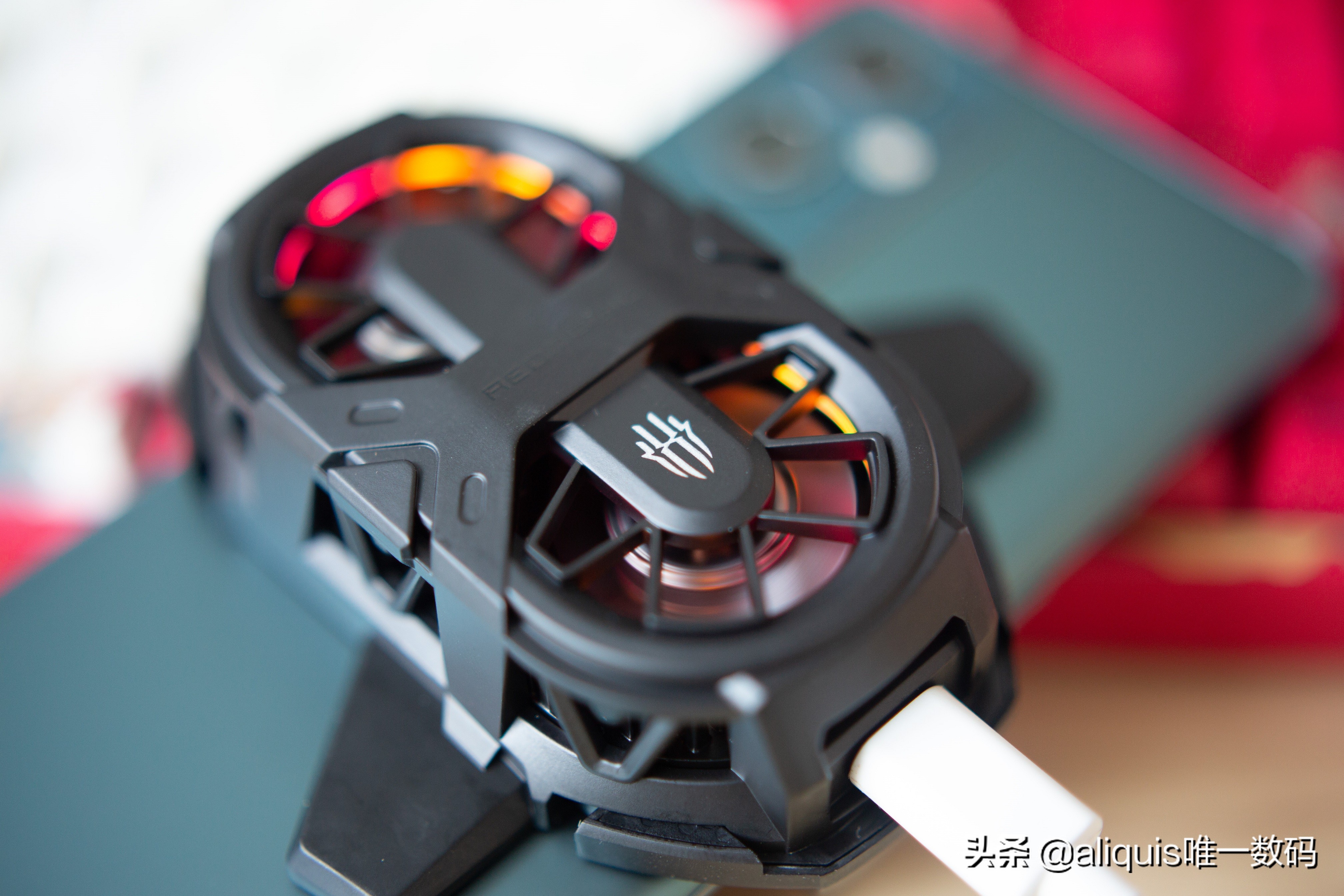 红魔手机加散热器游戏测评,手机玩原神满特效测试