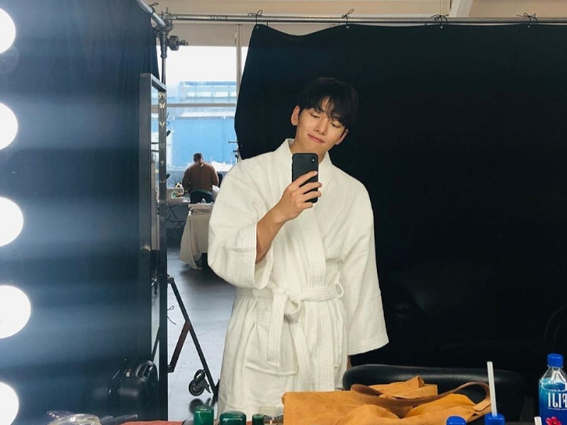 池昌旭黑色冲锋衣,池昌旭纯黑西装