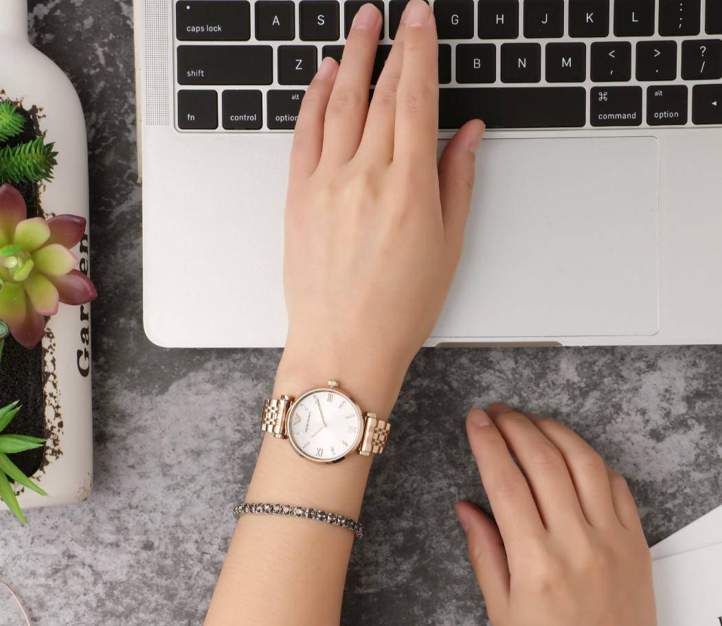 爆款热卖中阿玛尼经典满天星腕表,阿玛尼女士腕表满天星佟丽娅同款