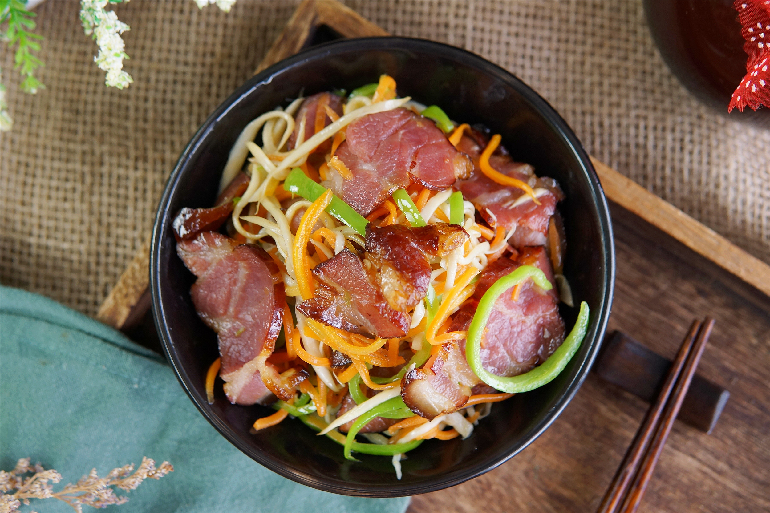 烟熏腊肉怎么炒不硬不咸,腊肉炒前用白腊浸泡法