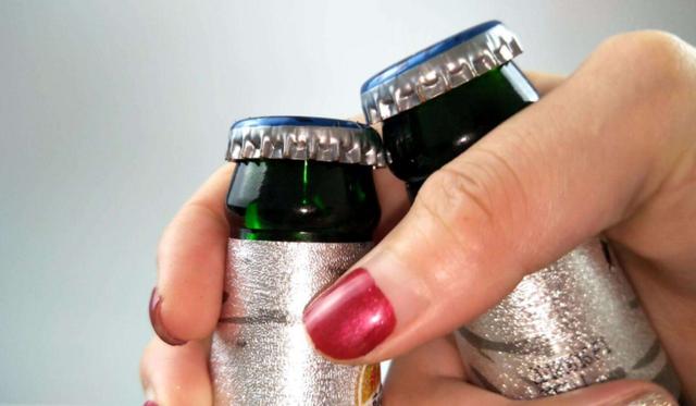 喝了这么多年啤酒，才知道瓶盖上有小机关，女生也能轻易打开