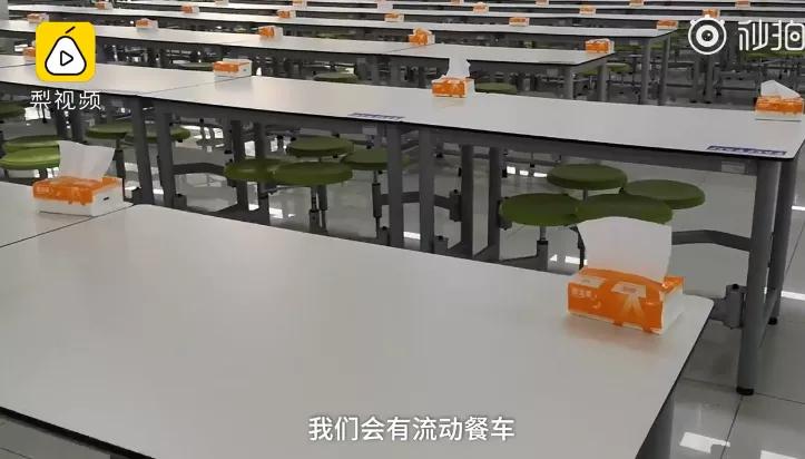 山东一学校食堂火了!一张餐桌4个凳子锁了3个,只容一人孤独地坐着