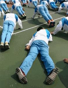 裁判，是他故意撞倒我的！搞笑动图