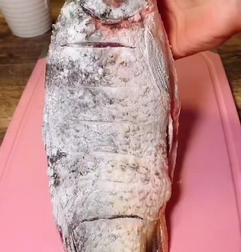 红烧鲤鱼怎样做不掉皮,红烧鲤鱼必备大菜多加两种食材