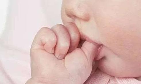 宝宝爱啃指甲是你忽略了这件事,宝宝爱咬手指和衣服是什么原因