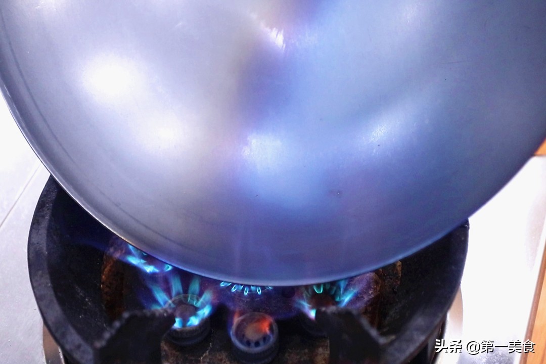 新铁锅开锅用不用擦锅底,新铁锅开锅别直接用火烧