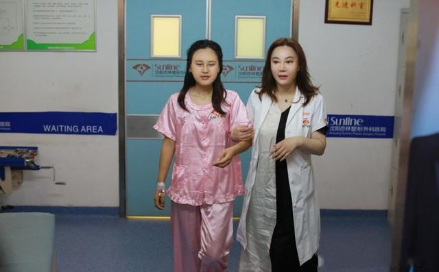 因脸歪被无数公司拒绝，如今蜕变归来，她拒绝百万年薪走上教师路