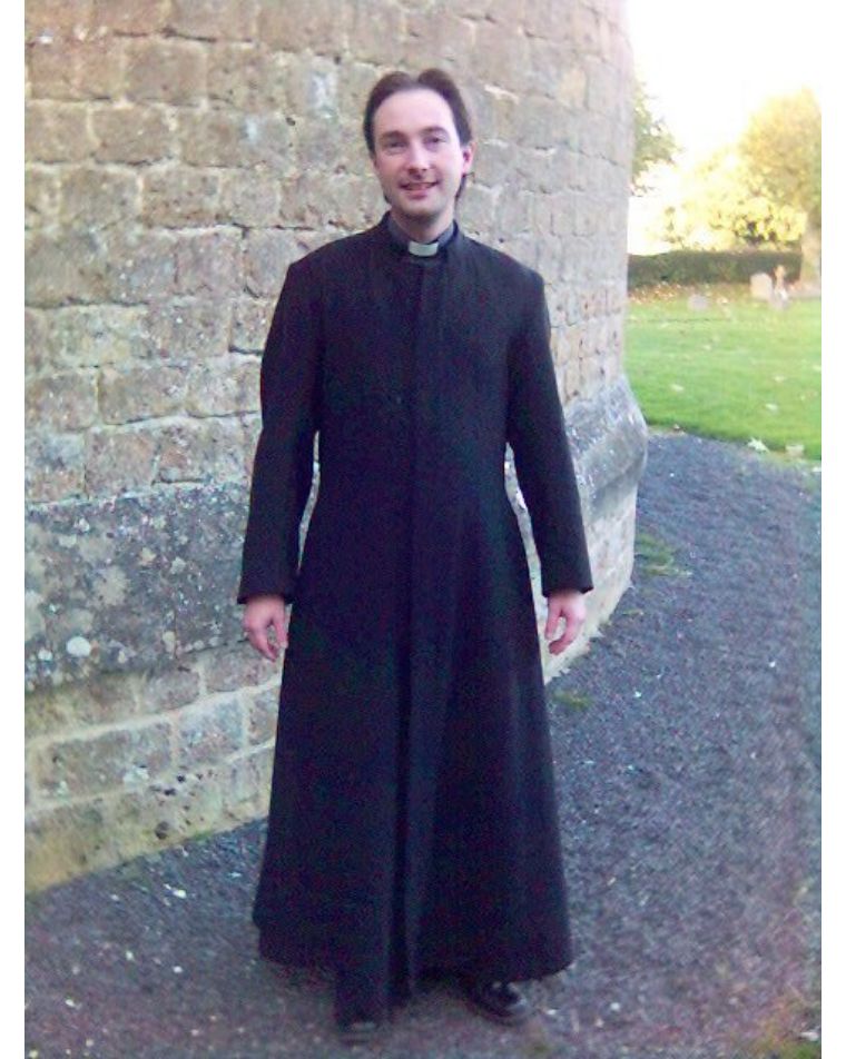 大学生毕业穿的袍子是什么,大学毕业穿的袍子分别代表什么