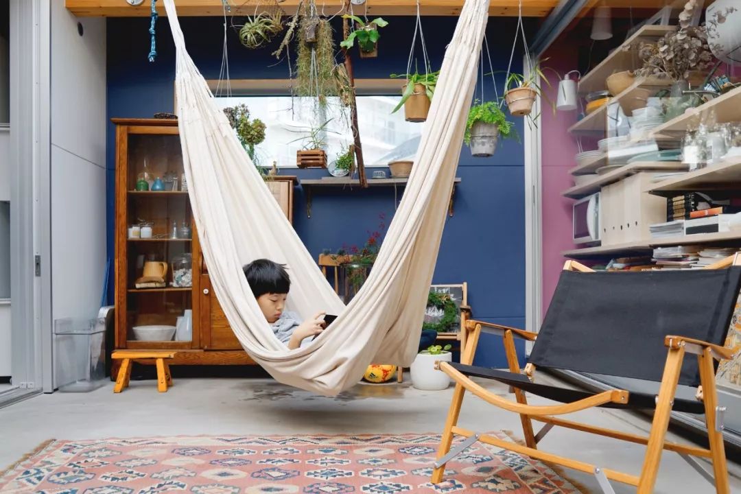 他在市中心建了一座房，38㎡住一家五口，居然没屋顶？