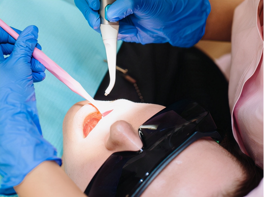 误吞硅胶牙套怎么办,误吞树脂牙套怎么处理