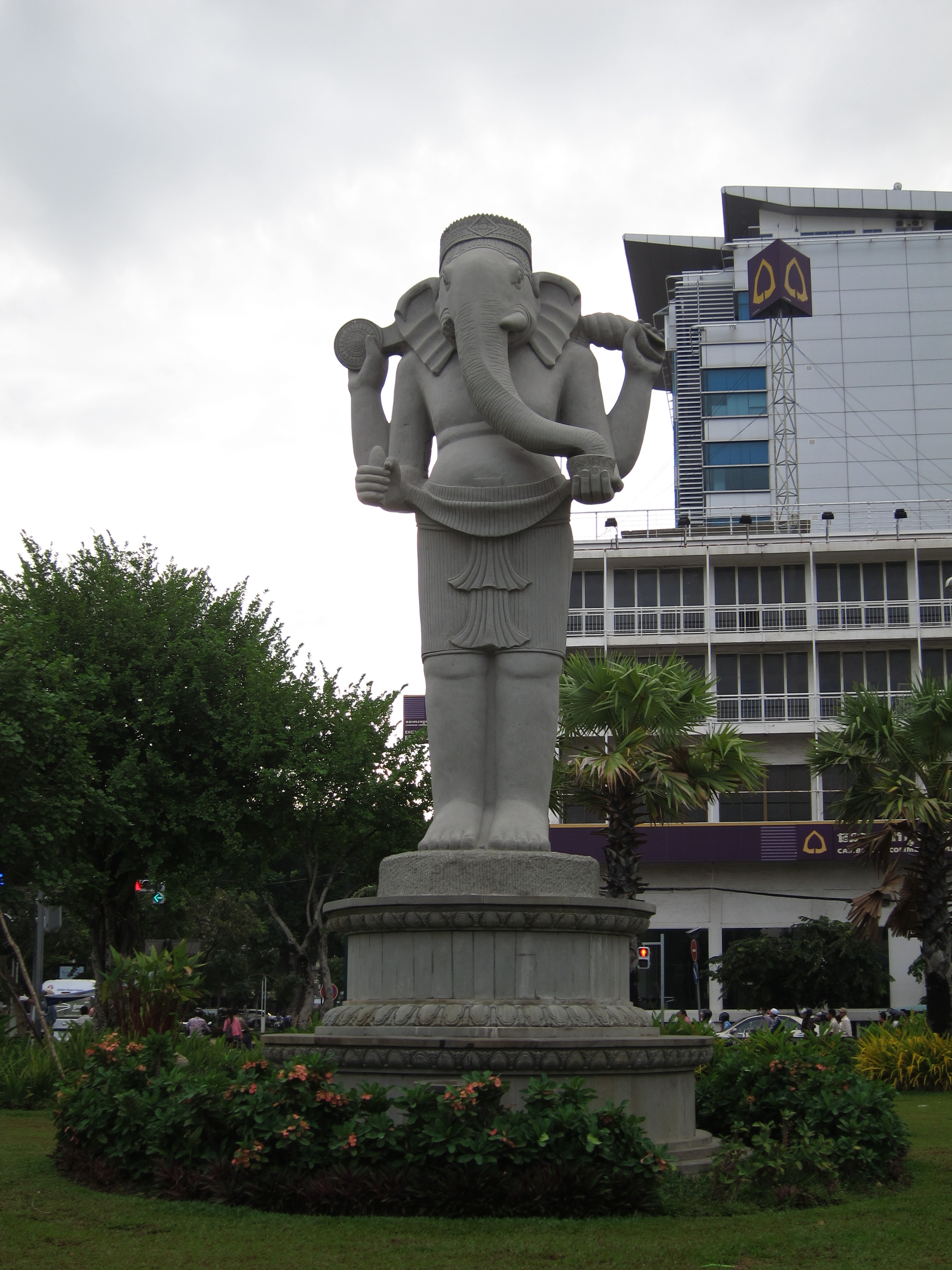 中国小伙在柬埔寨的视频,骑行去柬埔寨的小伙