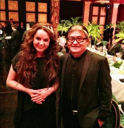 56岁刘欢是酒鬼？喝到骨头坏死靠拐杖走路？冯小刚：没有人像他